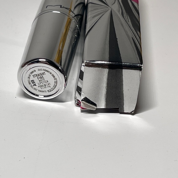 NEW in box MAC STRAIGHT FIRE 0.1oz 3g Matte Holiday Make-Up Lipstick FULL SIZE - Picture 3 of 8